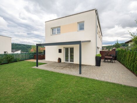 Byt 4+kk 95 m², zahrada 234 m², 2 stání