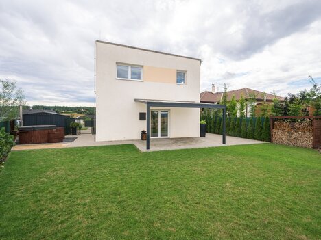 Byt 4+kk 95 m², zahrada 234 m², 2 stání